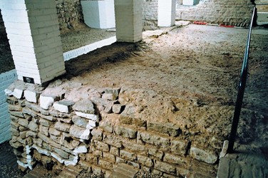 <p>Vloer en fundamenten van de oudste tempel (Derks e.a. 2008).</p>
